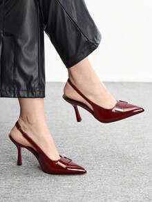 عنابي اللون