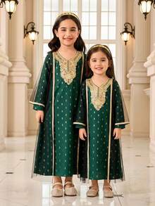 SHEIN 这款中东宫廷风格红色连衣裙套装，采用精致面料，饰以金色刺绣和亮片点缀，尽显奢华传统风范。套装包含一件黑色网纱披肩，适合宗教仪式或盛大庆典穿着。面料厚度适中，适合春秋季节穿着。 - 墨綠色 - 查看 8