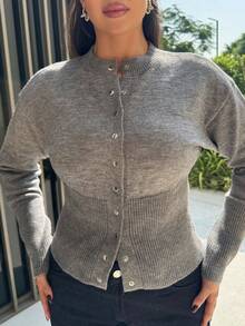 MDEdit Cardigan court et ajusté gris à boutons devant, couleur unie, manches longues, style décontracté simple. Chandail gris, court pour femme, pulls en tricot, vêtements d'hiver pour femme, vêtements d'automne pour femme, FW24 - Gris - Voir 2