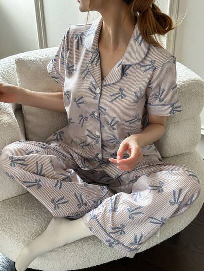 SHEIN Bộ đồ ngủ tay ngắn cổ bẻ in hình nơ kẻ sọc dễ thương dành cho nữ