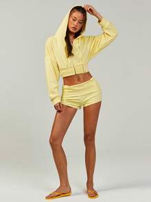 Athîral 女士纯色极简连帽衫上衣和短裤两件套 - 黃色 - 查看 3