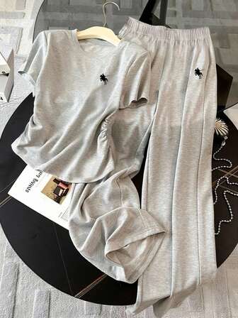 Un conjunto de una pieza, manga corta, casual, con estampado descentrado, para primavera y verano, para adolescentes. Conjunto de pantalones rectos deportivos y casuales, y una blusa de manga corta, ligera y cómoda.