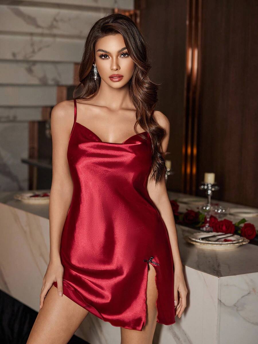 SilkySpell فستان نوم نسائي من الساتان الحريري بحمالات رفيعة وشق على الفخذ، مناسب لعيد الميلاد - عنابي اللون - مشاهدة 1