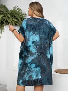 SHEIN CURVE+ Vestido casual de manga corta con cuello en V y manga de murciélago para mujer de talla grande con estampado de teñido anudado - Azul - Ver 2