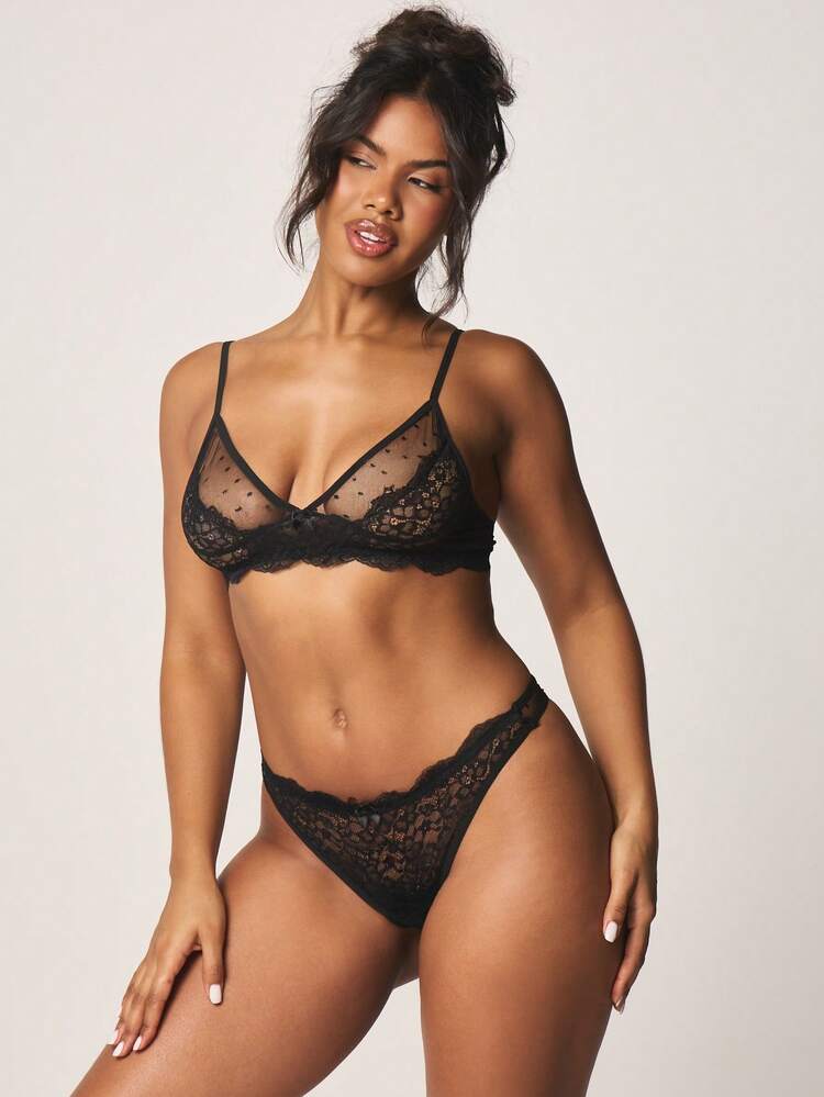 MISSGUIDED Ensemble de brassière et string en dentelle délicate avec des détails en maille à pois et une bordure festonnée pour les occasions intimes