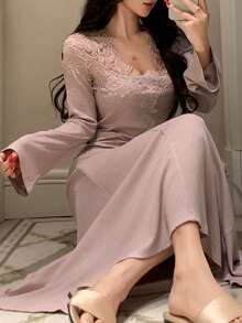 DAZY 迷人半透明蕾絲拼接收腰長款女款睡袍睡衣 - 紫色 - 查看 4