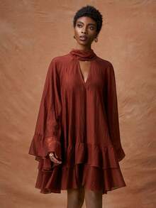 Zivah 新款春夏浪漫度假波西米亚棕色宽松镂空系带多层荷叶边迷你连衣裙，适合情人节、约会、派对、聚会、节日、西式风格、度假、游牧风格、海滩、海边、音乐会、日常出行、新年、狂欢、早午餐、婚礼宾客、婚礼季等场合，休闲百搭。 - 棕色 - 查看 6