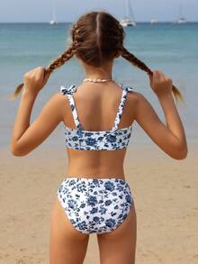 SHEIN Bộ bikini 2 mảnh cho bé gái tuổi teen, vải dệt kim in kỹ thuật số dễ thương, dây đeo có thể điều chỉnh, thiết kế nơ, kín đáo và thanh lịch, phù hợp cho bơi lội, bãi biển, mùa hè, kỳ nghỉ. Bộ bikini trẻ em cạp cao hai mảnh cho bé gái tuổi teen, đồ bơi cạp cao họa tiết hoa cho bé gái tuổi teen, đồ bơi cạp cao họa tiết hoa cho bé gái tuổi teen, bộ hai mảnh dành cho tuổi teen. - Màu xanh hải quân - Xem 2