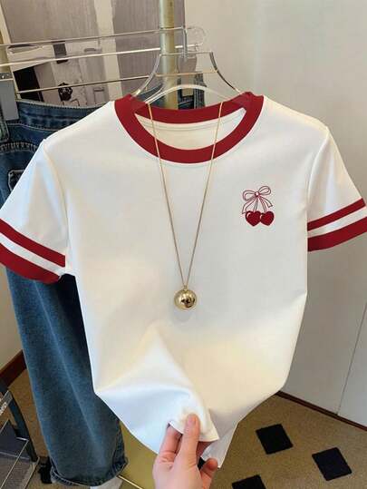 Camiseta cómoda con estampado gráfico de corazón, cereza y lazo de color contrastante, de estilo minimalista y elegante, para niñas preadolescentes en primavera y verano. Estilos primaverales y veraniegos cómodos, apropiados para uso diario casual y versátil, tanto en el hogar como al aire libre durante todas las estaciones.