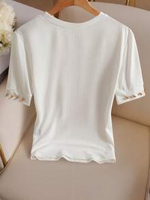 Franclia Camiseta de cuello redondo de manga corta ajustada de punto acanalado minimalista / Elegante y versátil top con botones metálicos en los puños - Blanco - Ver 2