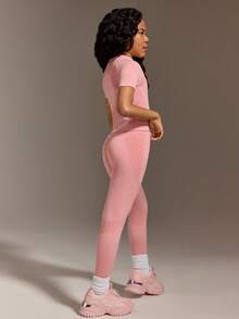 两件套 - 常规短袖上衣 + 常规长裤 / 纯色针织 / 粉色 + 运动短袖上衣 + 运动长裤 + 运动 - 粉色 - 查看 3