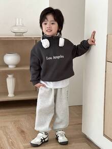 SHEIN 2 件套年轻男童服装，灰色字母图案羊毛领运动衫和纯色松紧腰运动裤套装，适合返校、生日、迎婴派对、节日派对、秋冬季 - 灰色 - 查看 6