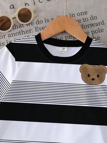 SHEIN Playful Pals 一套男婴休闲时尚可爱小熊图案黑白条纹印花短袖圆领T恤和短裤套装，适合春夏季户外、休闲、运动穿着。 - 彩色 - 查看 4