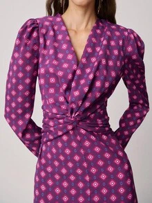 Nöista 优雅印花长款连衣裙，长袖设计，腰部扭结细节，尽显精致。V领剪裁，飘逸垂坠，完美契合春季穿搭、外出造型、特殊场合以及优雅日常穿搭。 - 紫色 - 查看 5