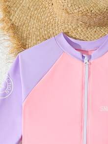 SHEIN 少女比基尼套装，度假风，紫色和粉色字母针织数码印花长袖防晒三件套（上衣+泳裤+长袖衬衫），时尚休闲，精致优雅，完美适合女士。适合游泳、夏季度假、海滩郊游、泳池活动、夏季派对聚会和休闲度假。少女长袖泳衣套装，少女长袖三件套泳装，青少年长袖三件套泳衣，少女长袖泳衣，少女三件套泳装。 - 紫色 - 查看 3