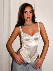 Glamine 性感优雅薄纱蕾丝拼接缎面钢圈特制罩杯荷叶边下摆细肩带连体衣 - 白色 - 查看 3