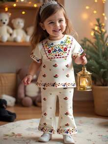 SHEIN مجموعة طفلة بطبعات زهرية ملونة، تتميز بطوق مطبوع بالزهور والأساور والحاشية السفلية على الجزء العلوي، مقترنة بسراويل واسعة مطابقة، بأسلوب عتيق مستوحى مع لمسة طازجة، تفاصيل رقيقة وإطلالة حيوية، قياس فضفاض ناعم وراحة، مثالية للارتداء اليومي. - أبيض - مشاهدة 6