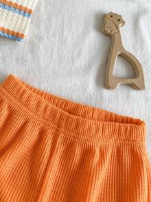 SHEIN Playful Pals 2pcs Toddler Infant Baby Boys Fashion Black & White Striped Waffle Knit Fabric Pocket Round Neck Short Sleeve T-Shirt And Black Elastic Waist Letter Patch Shorts Set, Summer - Orange - View 6