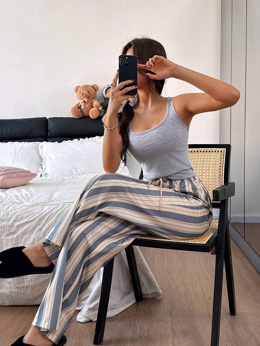 Dream Adore 女士休闲灰色U领无袖背心和条纹抽绳腰裤睡衣套装 - 彩色 - 查看 1