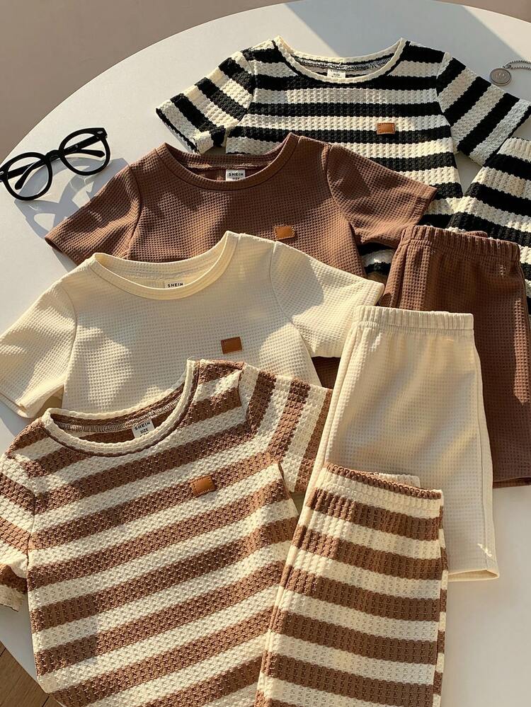 SHEIN 8 pièces/set Ensemble t-shirt à manches courtes et shorts en tricot gaufré de couleur unie et rayé, unisexe pour bébé garçon/fille. Tenues de vêtements pour bébé printemps/été - Multicolore - Voir 7