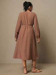 SHEIN VCAY 大码复古波西米亚纯色纹理面料长袖V领早春百搭棕色中长连衣裙，女士新款休闲通勤连衣裙 - 棕色 - 查看 2