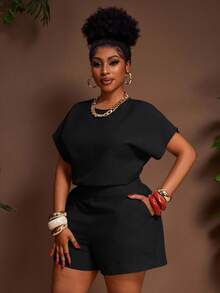 Slaydiva Bộ đồ 2 mảnh cỡ lớn dành cho nữ, phong cách vintage miền Tây/nhiệt đới/lễ hội âm nhạc/club/du lịch đường dài/thường ngày/kỳ nghỉ thành phố/lễ tốt nghiệp/kỳ nghỉ thanh lịch, dành cho nữ, diện mùa xuân/hè 2025 - Áo cổ tròn tay raglan dáng chữ H với viền bèo nhún và quần short cạp cao. - màu đen - Xem 4