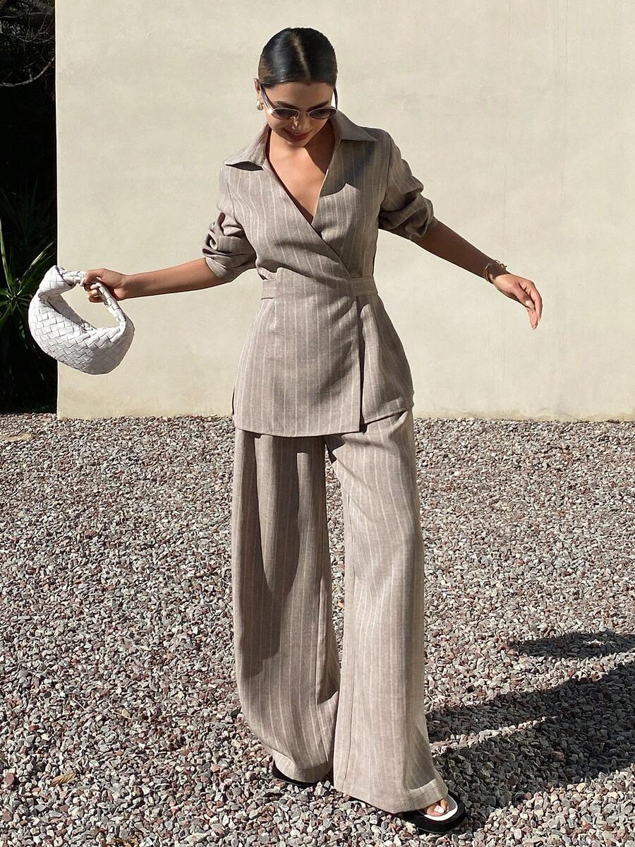 Livesso Bộ đồ công sở nữ mùa xuân hè dáng rộng, thoải mái, phong cách nghỉ dưỡng, gồm áo sơ mi cổ chữ V thắt eo kẻ sọc và quần ống rộng, gồm 2 món. - màu nâu - Xem 1