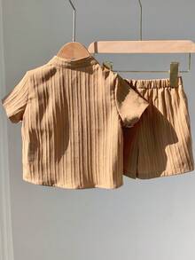 SHEIN 2件套男女宝宝卡其色条纹撞色拼接可爱短袖梭织衬衫和短裤套装，春夏宝宝男童服装，套装，男童短袖上衣 - 卡其色 - 查看 2