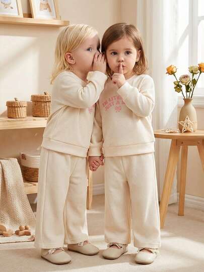 Souflis Souflis 2pcs Infant Girl Fashionable Minimalist Street Style Wine Red Long Sleeve Crew Neck Sweatshirt With Chest Striped Decor Paired With Matching Pants, Suitable For School And Daily Wear, Spring/Autumn