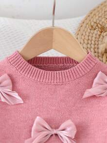 SHEIN Playful Pals 女婴圆领3D蝴蝶结装饰长袖毛衣搭配百褶迷你裙休闲套装，适合秋冬季穿着 - 粉色 - 查看 4