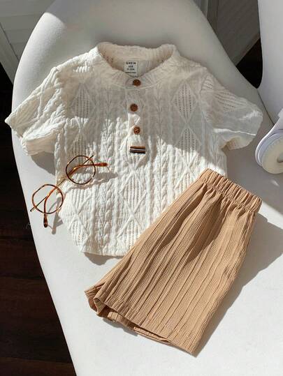 SHEIN Set de 2 piezas de top de manga corta con cuello mao beige casual y versátil de punto, y pantalones cortos blancos con cinturón decorativo para niño pequeño, adecuado para fiesta de cumpleaños, rave, fiesta de noche, actuación, boda, baby shower y celebración del 1er cumpleaños
