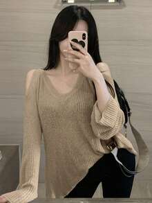 DAZY 女士纯色V领露肩休闲百搭喇叭袖毛衣，适合秋冬季外出穿着 - 卡其色 - 查看 8