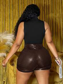 Slaydiva 秋冬新品，优雅百搭，适合派对、聚会、约会、音乐节及日常休闲穿着。修身纯黑色超高腰侧褶超短裤，蛇纹质感，弹力针织面料，大码女装。 - 鏽棕色 - 查看 2