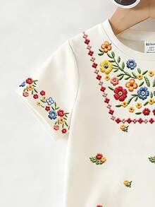 SHEIN مجموعة طفلة بطبعات زهرية ملونة، تتميز بطوق مطبوع بالزهور والأساور والحاشية السفلية على الجزء العلوي، مقترنة بسراويل واسعة مطابقة، بأسلوب عتيق مستوحى مع لمسة طازجة، تفاصيل رقيقة وإطلالة حيوية، قياس فضفاض ناعم وراحة، مثالية للارتداء اليومي. - أبيض - مشاهدة 3