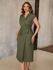 Roveilla 大码女式纯色竹纤维面料西装领V领收腰垂褶系带短袖裹身中长连衣裙，优雅法式复古正式办公通勤休闲度假下午茶街头简约百搭春夏新款 - 軍綠色 - 查看 5