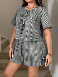SHEIN LUNE 大码女式格子印花返校情人节套装，女式系带夏季套装，女式衬衫商务休闲款，适合曲线身材的女士短裤两件套，适合返校节的女士秋季服装，复古风格女式假日套装，女式两件套，大码短裤套装，适合曲线身材的两件套，适合曲线身材的夏季套装，适合曲线身材的女士早午餐套装，两件套休闲女式夏季套装，女士度假套装，女士夏季休闲套装，女式套装，大码夏季套装，格纹套装 - 黑與白 - 查看 4