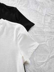 韩版修身V领短袖T恤，黑白百搭色，柔软亲肤，垂坠感舒适，可单穿打造简约造型，也可内搭外套，是夏季衣橱的百搭必备单品。 - 彩色 - 查看 5