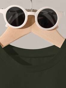 SHEIN Streecool Kids 6件套幼儿男童字母数字印花圆领短袖T恤和短裤休闲街头风套装，适合户外运动和日常穿着，灰色*1件，棕色*1件，军绿色*1件，春、夏、秋、冬四季皆宜。 - 彩色 - 查看 3