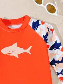 SHEIN 两件套男童泳衣套装，可爱卡通鲨鱼印花撞色长袖针织上衣和泳裤，分体式泳装 - 彩色 - 查看 5