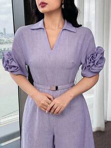 Modelyn جمبسوت نسائية أنيقة بتصميم بسيط ذات لون أحادي وياقة على شكل حرف V مزينة بزخارف زهرية ثلاثية الأبعاد وحزام واسع الساق - الأسود - مشاهدة 3