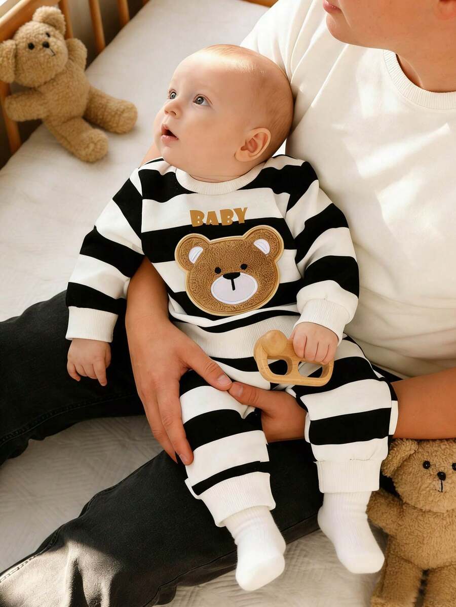 SHEIN Top de manga larga con cuello redondo a rayas para bebé niño en primavera/otoño, con decoración adorable de oso gráfico, combinada con pantalones casuales de corte slim, adecuado para salidas, uso en casa, actividades de ocio y fiestas de cumpleaños - Negro - Ver 1