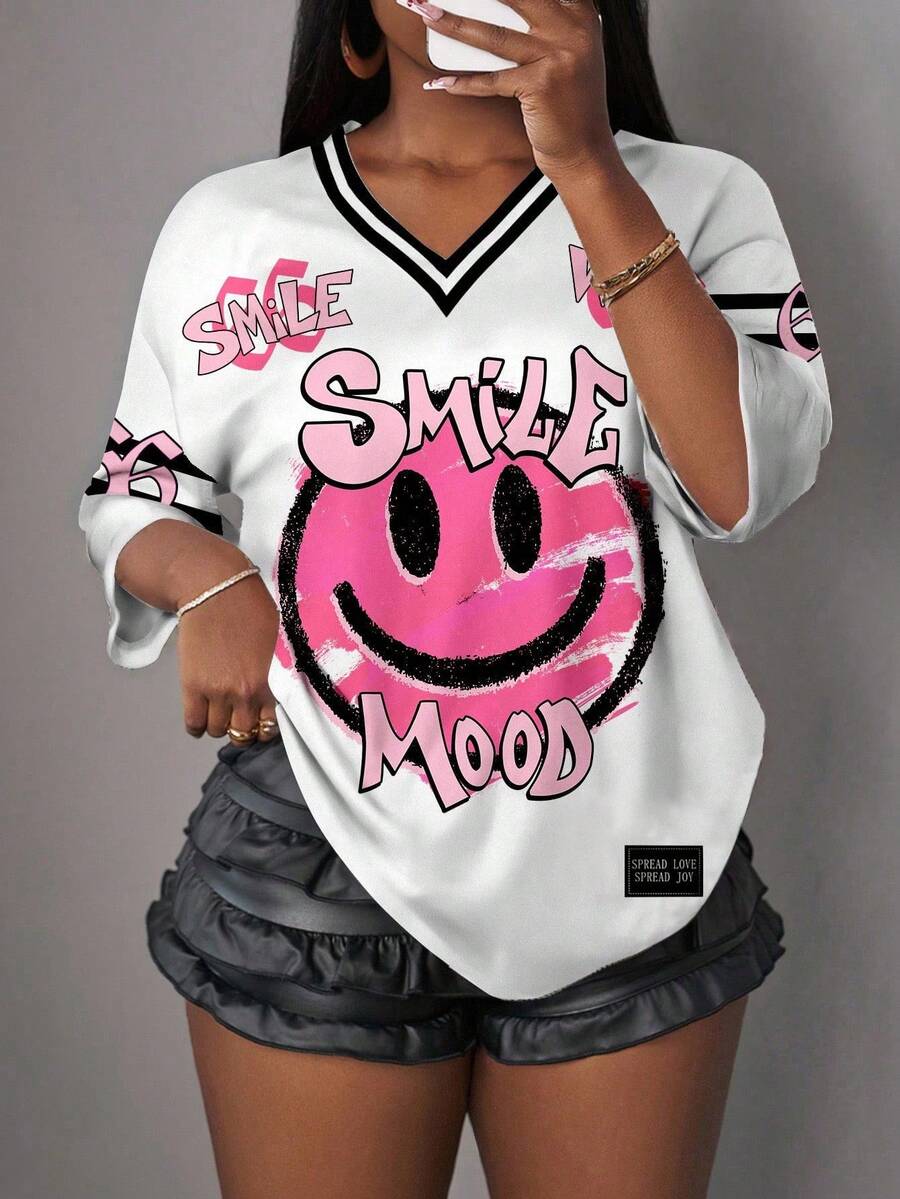 SHEIN Blusa de estampado urbano con cara sonriente, estilo Y2K, camiseta de manga corta de escote en V suelta, adecuada para el verano, para chicas adolescentes - Multicolor - Ver 1
