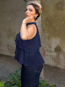 Jeta Ari Blusa asimétrica de gasa con volantes y lazo en el cuello - Azul Marino - Ver 5