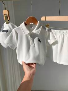 SHEIN 3件套男女宝宝白色短袖polo衫、衬衫、针织上衣和短裤套装，含遮阳帽，春夏宝宝男童服装套装 - 白色 - 查看 7