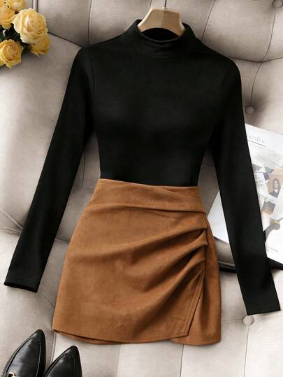 GlowEve CURVE 大码女式高领长袖纯色T恤搭配复古意式褶裥印花迷你裙休闲两件套，适合春秋季穿着