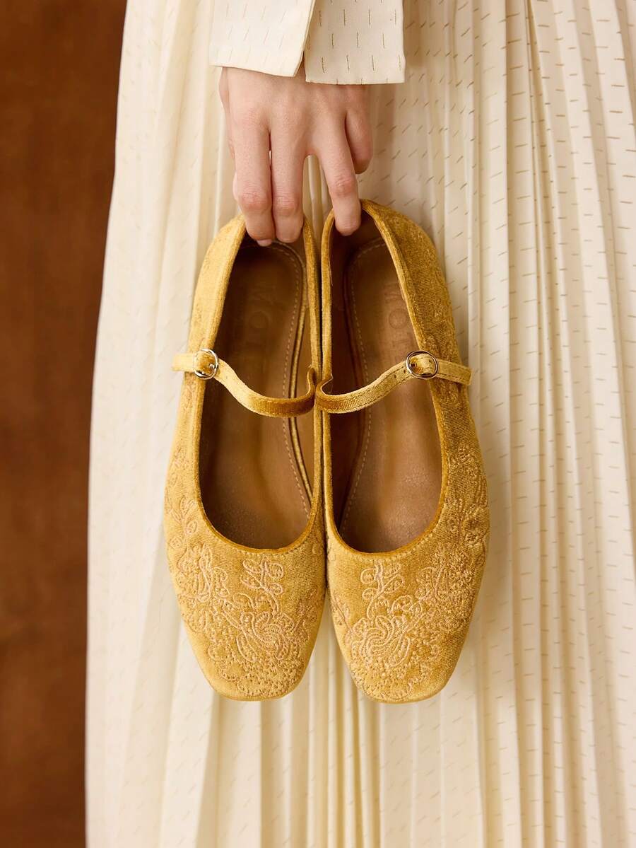 MOTF COMFORTABLE ROUND TOE EMBROIDERY ELEGANT FLAT SHOES FOR WOMEN FOR CHRISTMAS - Yellow - View 2