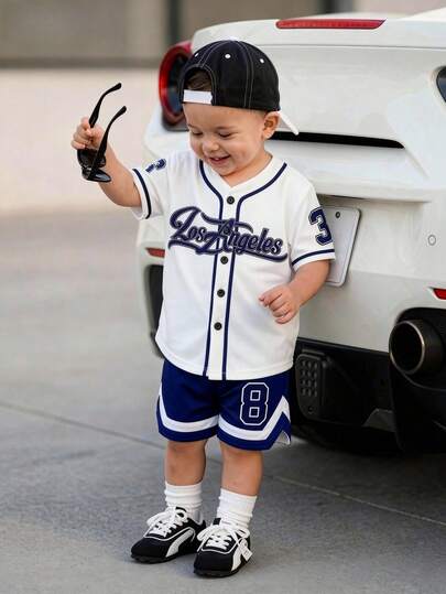 SHEIN 男婴幼儿（0-3岁）时尚街头运动棒球夹克、足球服、篮球服套装，包含夹克和短裤，适合婴儿穿着，春夏皆宜。