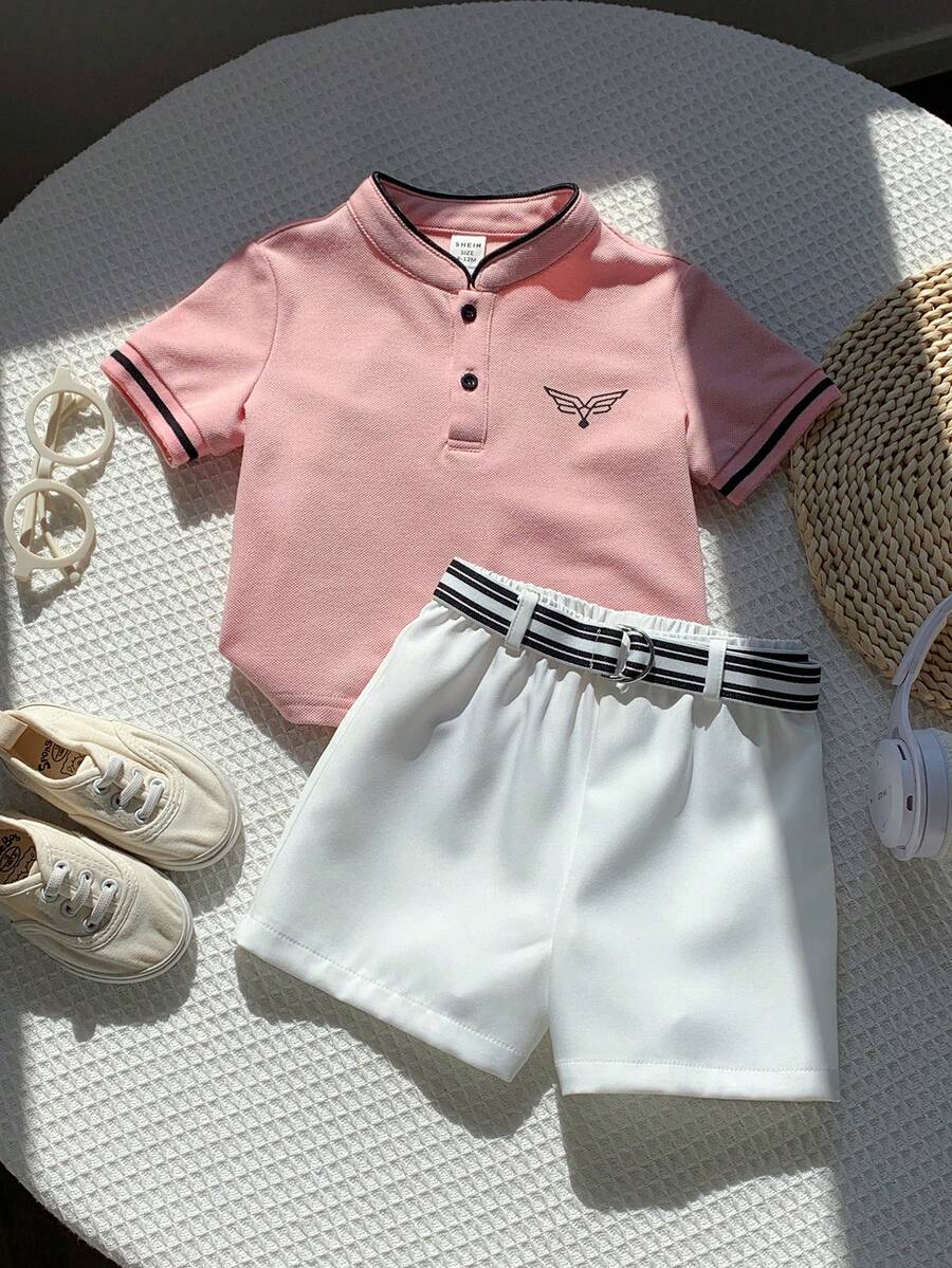 SHEIN 2件套幼儿男童时尚可爱粉色短袖polo衫和白色短裤,配腰带,春夏男婴服装套装 - 粉色 - 查看 1