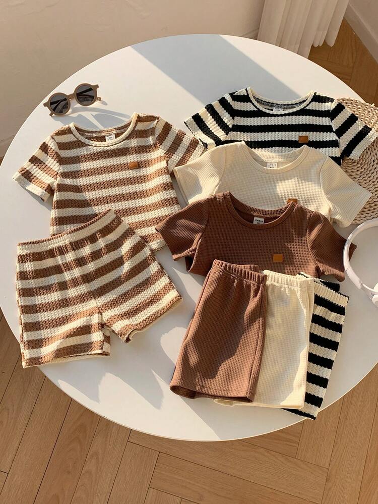 SHEIN 8 pièces/set Ensemble t-shirt à manches courtes et shorts en tricot gaufré de couleur unie et rayé, unisexe pour bébé garçon/fille. Tenues de vêtements pour bébé printemps/été - Multicolore - Voir 9