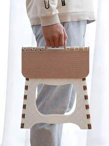 1个塑料折叠便携手持折叠凳椅，适合成人，是户外钓鱼、旅行、露营、野餐的理想之选，春夏秋三季户外家具旅行必备品。 - 彩色 - 查看 3